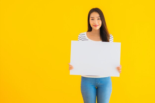 Toont de portret mooie jonge Aziatische vrouw leeg wit aanplakbordteken