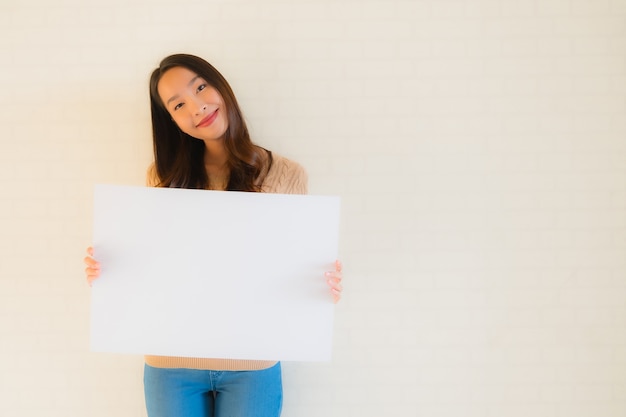 Toont de portret mooie jonge aziatische vrouw leeg witboekraad