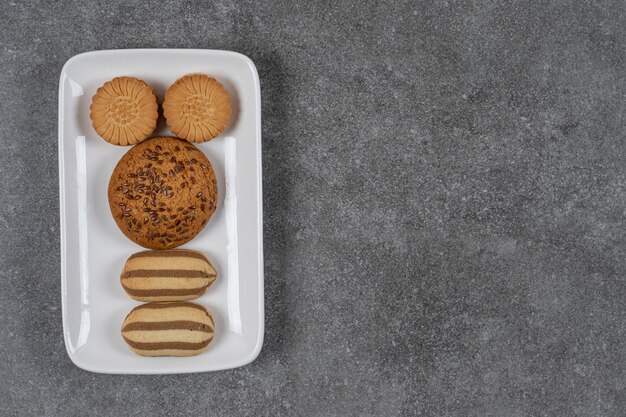 Toothsome koekjes op de plaat op het marmeren oppervlak