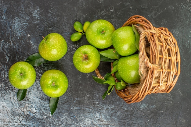 Top close-up view appels de smakelijke groene appels met bladeren in de mand