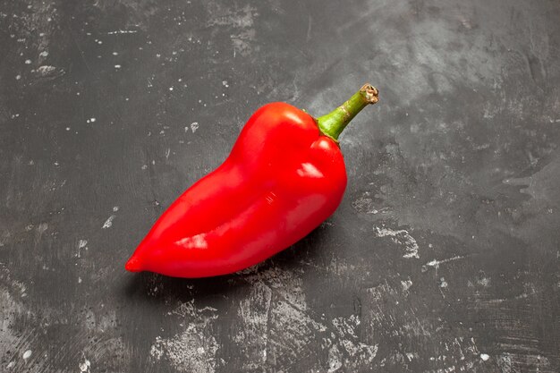 Top close-up weergave paprika rode paprika op de donkere tafel