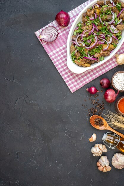 Top verre uitzicht smakelijke kebab bowl rode uien zeezout in kleine kom