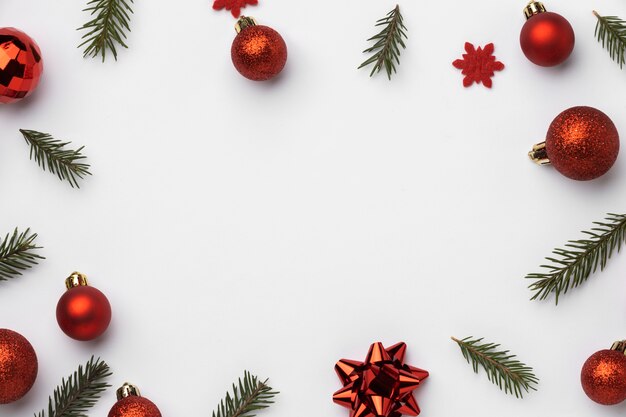 Top view feestelijke kerstversieringen met kopieerruimte