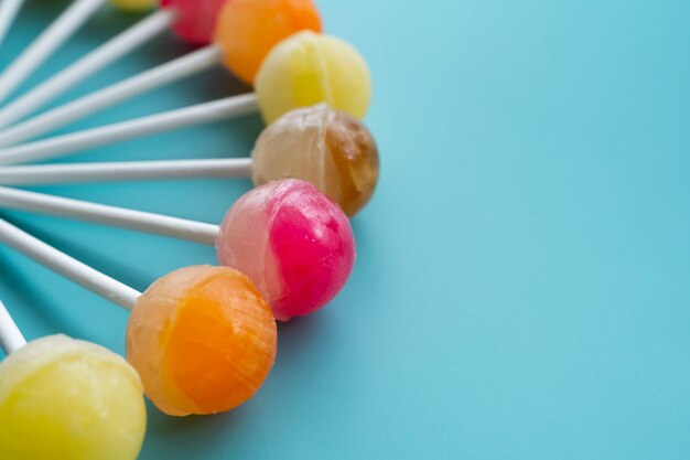 Top view kleurrijke bal lolly's