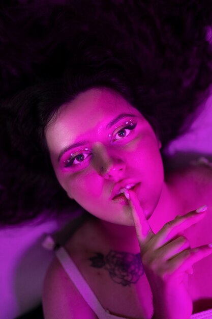 Top view meisje poseert met neonlicht