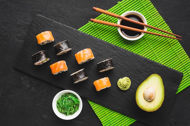 Top weergave sushi plating op bamboe mat