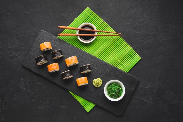 Top weergave sushi plating op bamboe mat