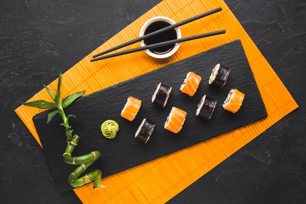 Top weergave sushi plating op bamboe mat