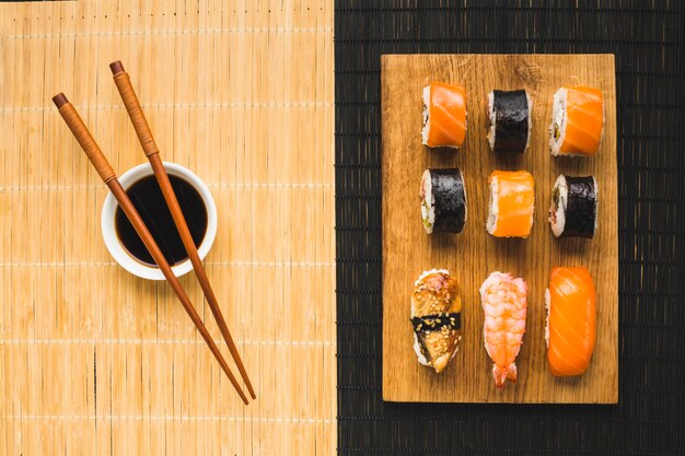 Top weergave sushi plating op bamboe mat