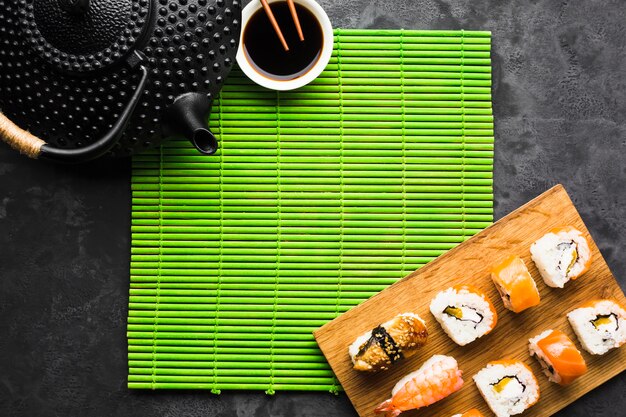 Gratis foto top weergave sushi plating op bamboe mat