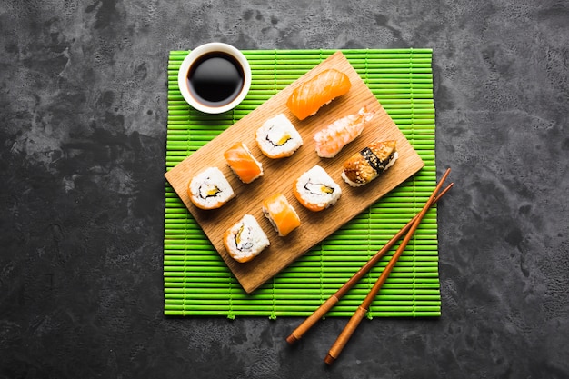 Gratis foto top weergave sushi plating op bamboe mat