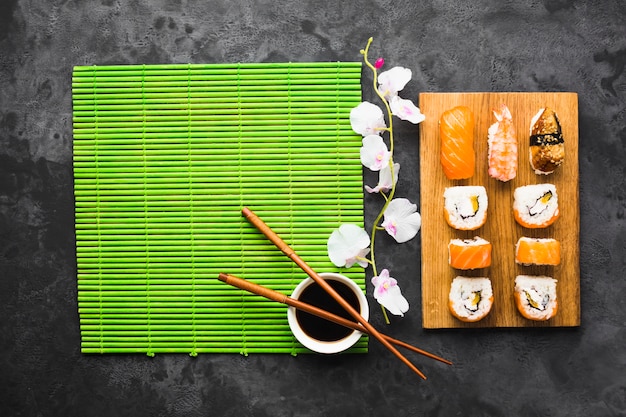 Gratis foto top weergave sushi plating op bamboe mat