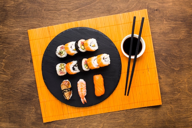 Top weergave sushi plating op bamboe mat