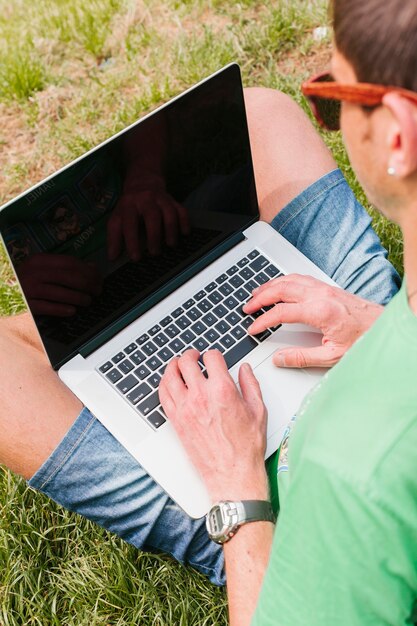 TopView man aan het werk op laptop in het park