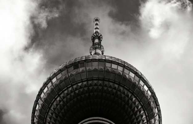 toren van een gebouw voor de hemel in zwart en wit