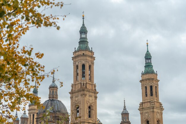 Torens van de basilica de nuestra seãã‚â±ora del pilar van de rivier de ebro in de stad zaragoza, aragon. spanje