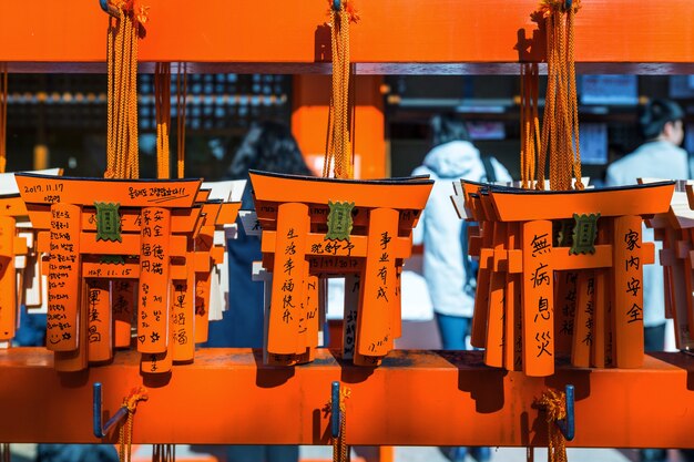 Torii-poortmodel hing aan een rek nadat toeristen ze hadden gebruikt om een wens te doen in het Fushimi Inari-heiligdom, Kyoto.