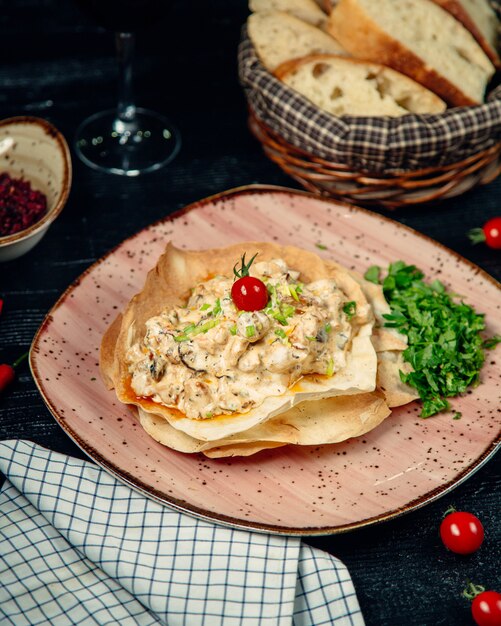 tortilla gevulde romige salade en gegarneerd met kruiden