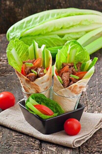 Tortilla wraps met vlees en verse groenten