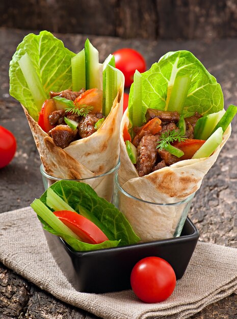 Tortilla wraps met vlees en verse groenten