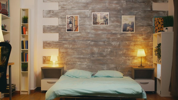 Tot oprichting van een schot van stijlvol appartement met comfortabel bed in woonwijk.