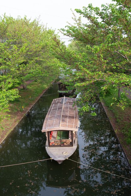 Touring shikara-boot op een kanaal