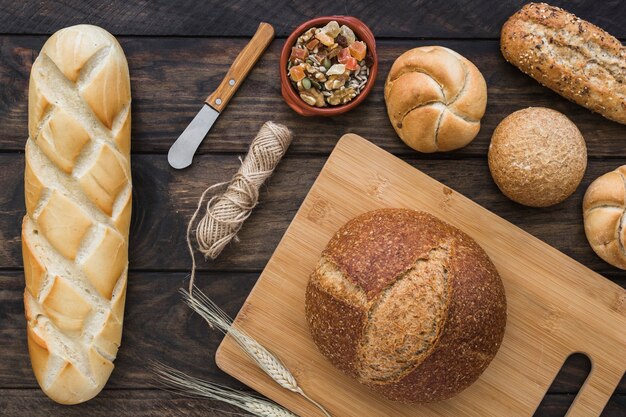 Touw en mes te midden van brood en dessert
