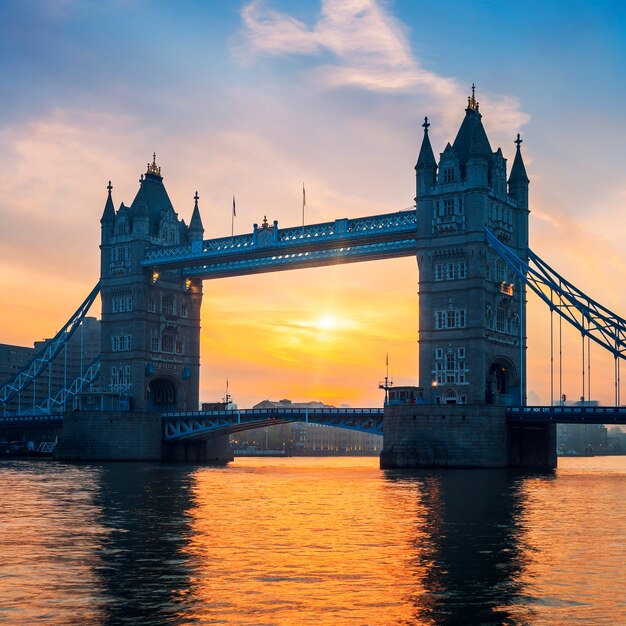 Tower Bridge bij zonsopgang, Londen.