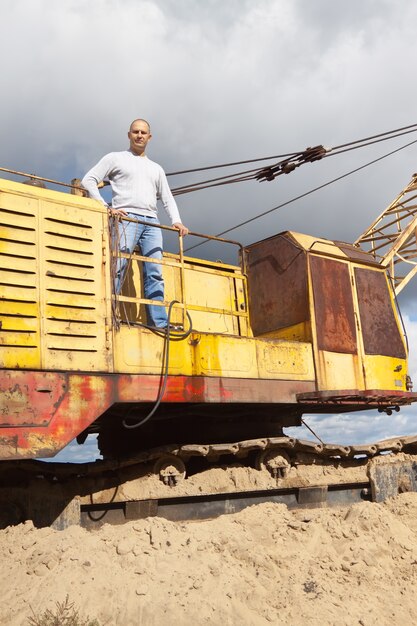 Tractor operator bij zandput