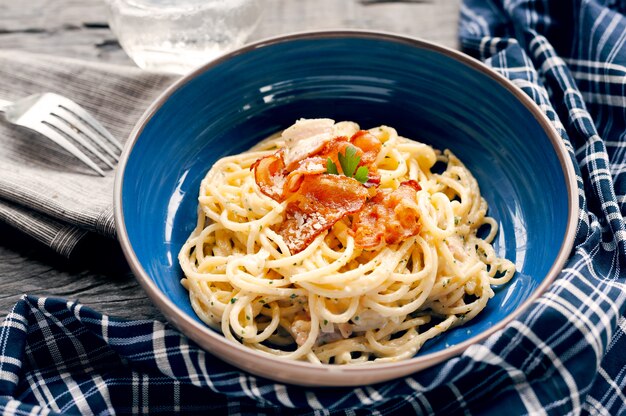 Traditie italiaans eten pasta carbonara, spaghetti met spek, ham en