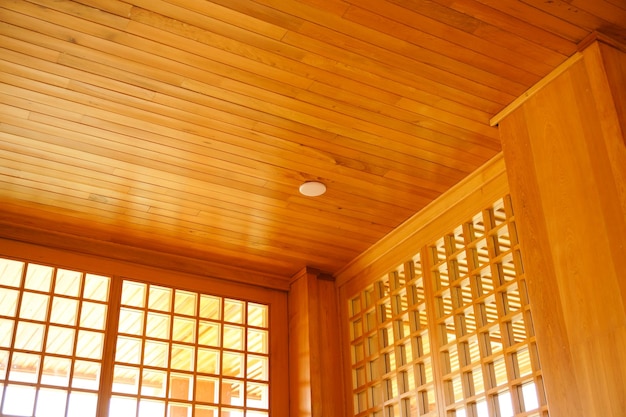 Traditioneel hout van japanse stijl, textuur van japans houten plafond shoji, interieurdecoratie japanse stijl houten huis
