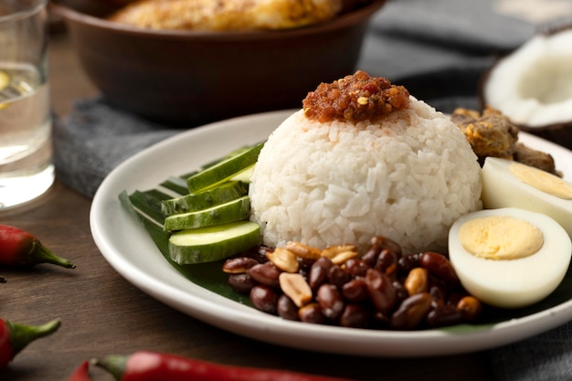 Gratis foto traditioneel nasi lemak maaltijdassortiment