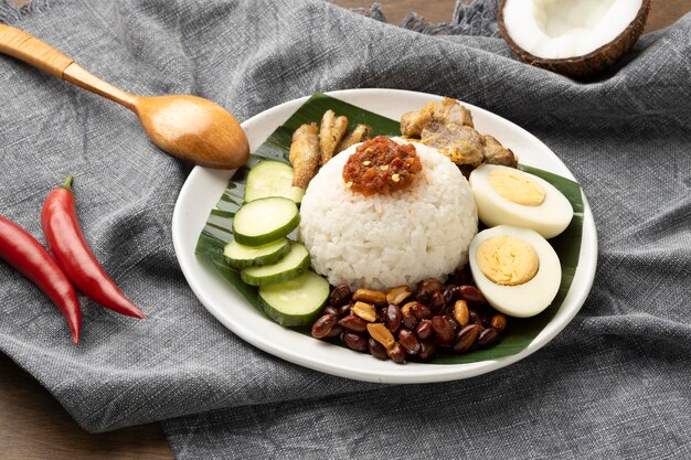 Traditioneel nasi lemak maaltijdassortiment