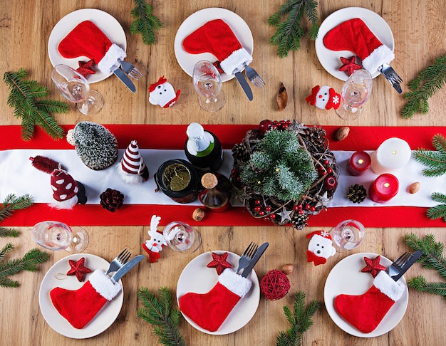 Traditioneel serviesgoed op kerstmistafel. plat leggen. bovenaanzicht