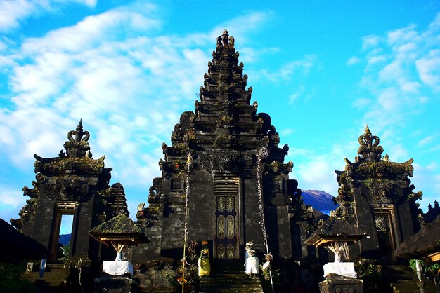 traditioneel tropisch standbeeld buddha hindu