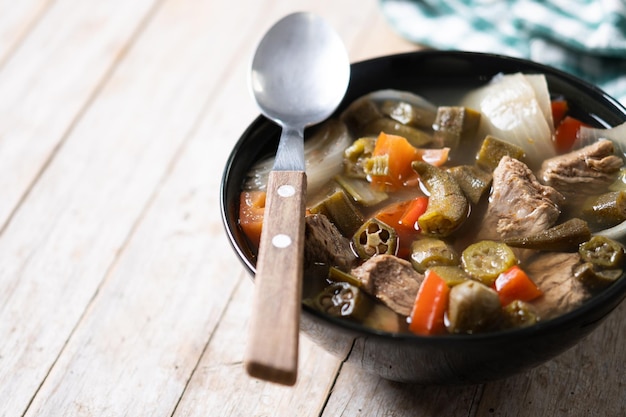 Traditionele Afrikaanse okra soep op een houten tafel