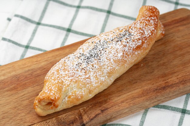 Traditionele apfelstrudel op een houten bord close-up