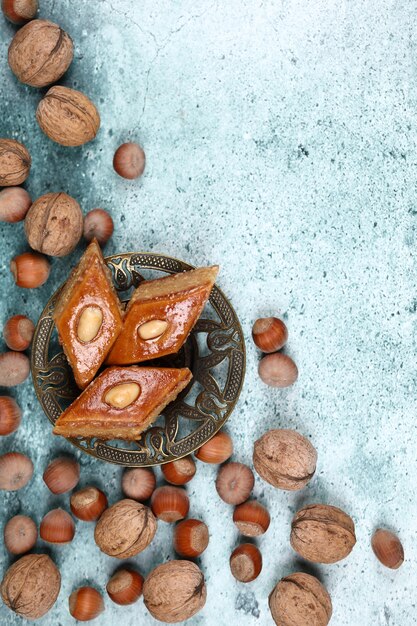 Traditionele Armudu (theekop) met Pakhlava