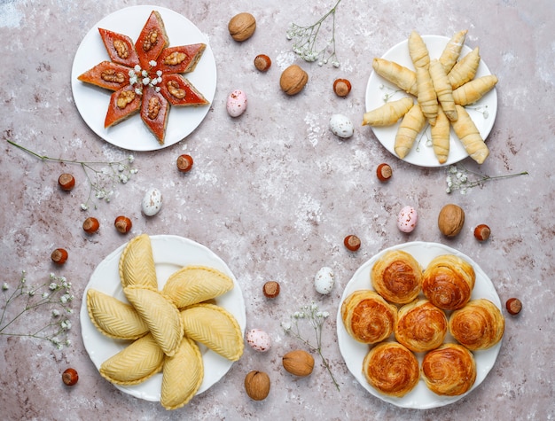 Traditionele azerbeidzjaanse snoep shakarbura, bakhlava, qogal, mutaki koekjes, vakantie novruz in azerbeidzjan.