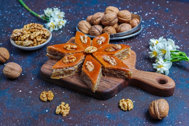 Gratis foto traditionele azerbeidzjaanse vakantie novruz snoep pakhlavas.