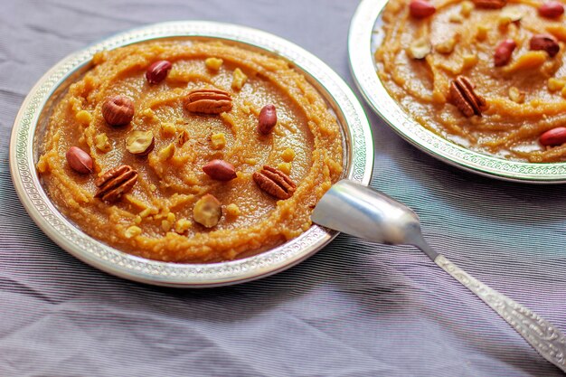 Traditionele Azerbeidzjan, Indiase, Turkse zoete dessert halvah met noten op de top