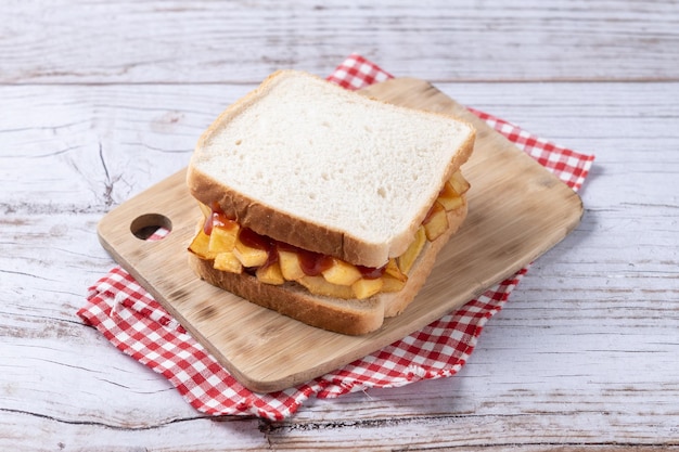 Traditionele Britse chip butty friet sandwich op houten tafel