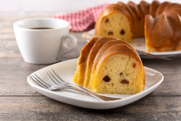 Traditionele bundt cake met rozijnen op houten tafel