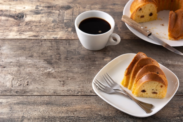 Traditionele bundt cake met rozijnen op houten tafel