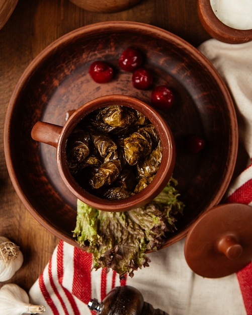 Gratis foto traditionele dolma met gedroogde bessen