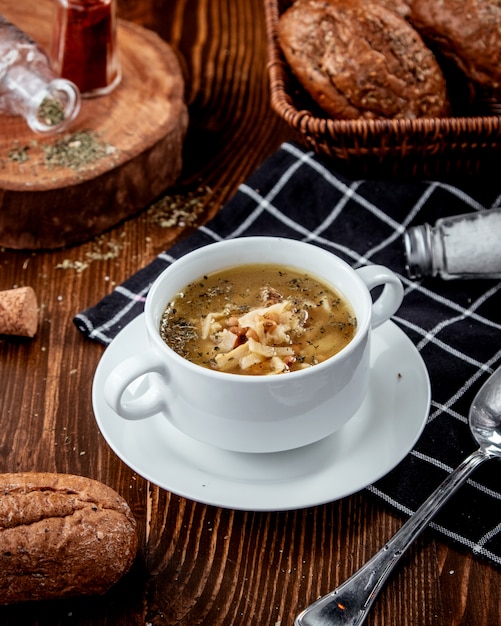 Traditionele eriste soep op tafel