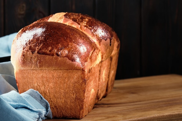 Gratis foto traditionele franse brioche gebakken concept close-up selectieve aandacht zoete franse briochebroodjes op een dienblad