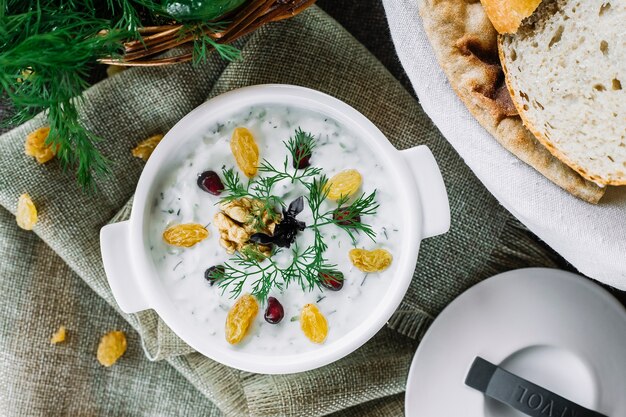 Traditionele gemengde soep ovdukh gewone yoghurt komkommer lente-uitjes dille basilicum ei rundvlees knoflook bovenaanzicht