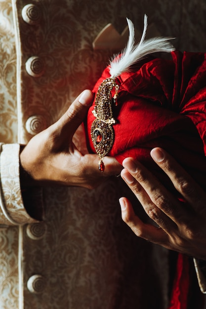 Gratis foto traditionele indiase mannen kleding en pagri tulband