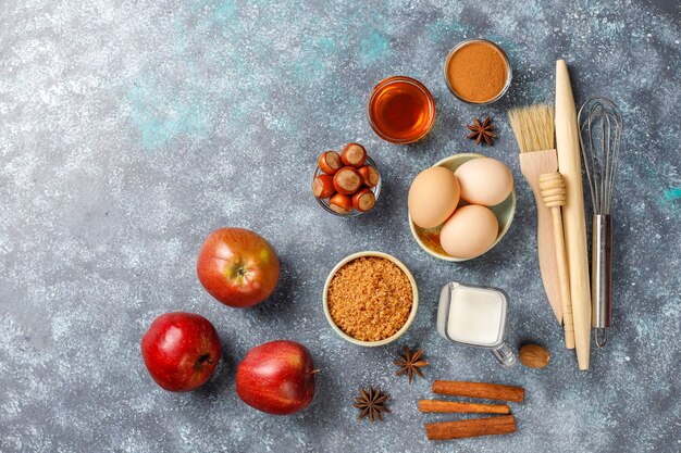 Traditionele ingrediënten voor het bakken van de herfst: appels, kaneel, noten.